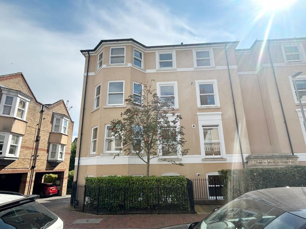 Lot: 168 - WELL PRESENTED THREE-BEDROOM FLAT - Purpose built block of flats